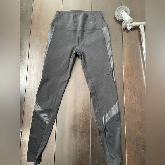 ALO Yoga Leggings - Picture 1 of 3